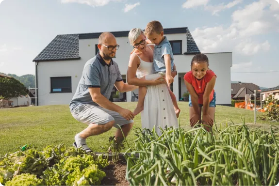 Rodina sa pozerá na zelenú úrodu