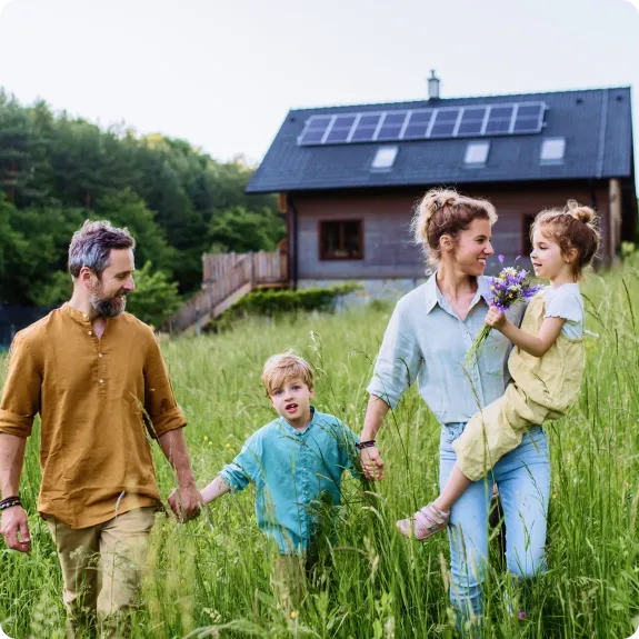 Rodina sa prechádza po lúke