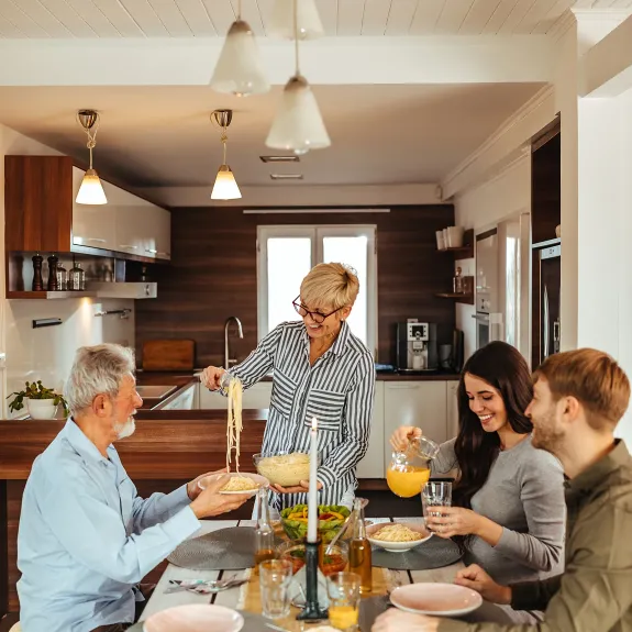 Šťastná rodina večeria spoločne