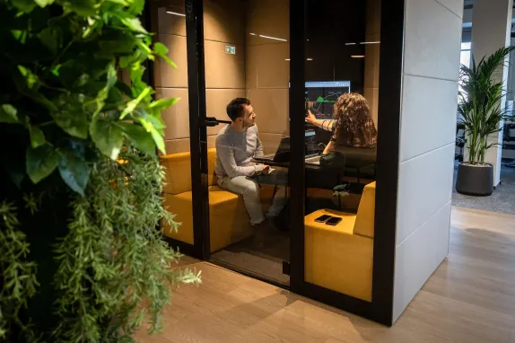 Zamestnanci prezentujú grafy