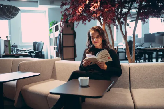 Žena číta knihu
