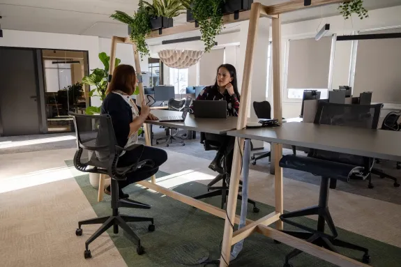 Kolegyne z epet sa spolu rozprávajú pri stole