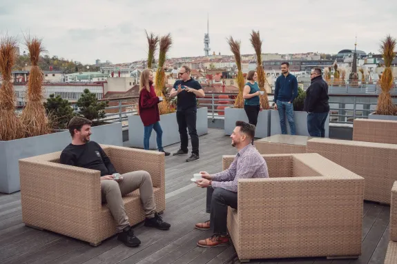 Kolegovia z epet sa spolu rozprávajú na streche budovy