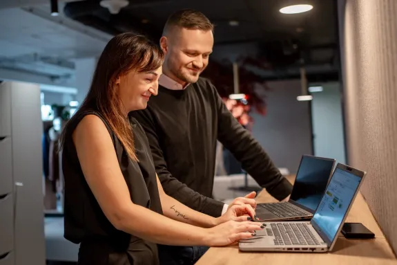 Kolegovia pracujú na počítači